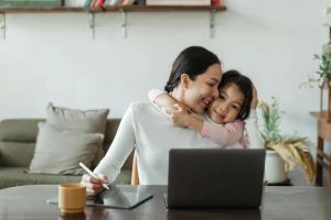 Uśmiechnięta kobieta obsługująca tablet w inteligentnym domu, zarządzająca systemami nawadniania