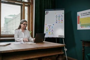 Seniorka sterująca inteligentnym oświetleniem za pomocą głosu