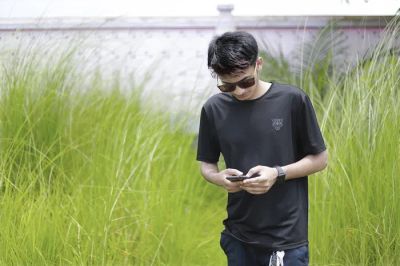 Kobieta w nowoczesnej kuchni korzystająca z inteligentnego urządzenia do zarządzania domem.