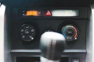 Inteligentna pompa basenowa o zmiennej prędkości z panelem sterowania, symbolizująca automatyzację w Smart Home.