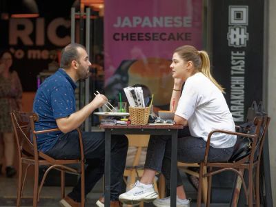 Starsze małżeństwo relaksujące się na tarasie nowoczesnego, energooszczędnego domu.