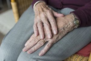 Osoba naprawiająca cieknący kran, symbolizująca znaczenie szybkiej reakcji na awarie wod-kan i systemy antyzalaniowe.