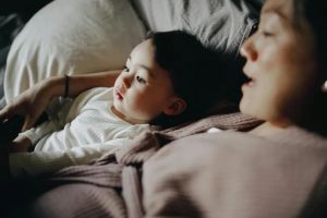 Rodzina relaksująca się w cichym i komfortowym domu pasywnym, ciesząca się spokojem.