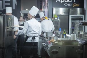 Kobieta korzystająca z tabletu w inteligentnej kuchni