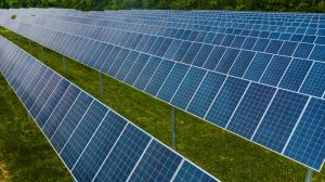 Nowoczesny dom pasywny z panelami fotowoltaicznymi, symbolizujący niezależność energetyczną