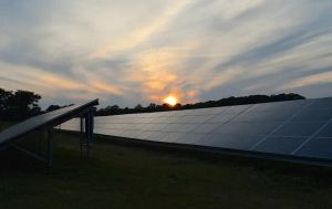 Panele fotowoltaiczne zamontowane na dachu domu, generujące czystą energię dla potrzeb gospodarstwa domowego.