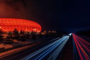 Kierowca używający aplikacji mobilnej do diagnostyki samochodu, symbolizującej nowoczesne podejście do pielęgnacji.