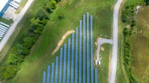 Panele fotowoltaiczne na dachu domu w słoneczny dzień, symbolizujące maksymalną produkcję energii