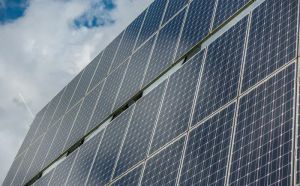 System zarządzania energią w inteligentnym domu z panelami fotowoltaicznymi i magazynem energii, symbolizujący nowoczesną automatykę.