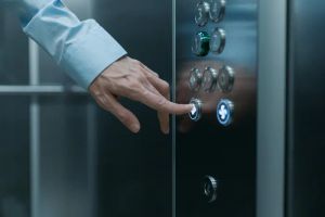 Panel sterowania inteligentnego systemu nawadniania ogrodu, z wyraźnym wyświetlaczem.