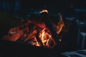 Schemat działania rekuperatora przedstawiający przepływ powietrza i odzysk ciepła.