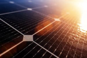 Nowoczesny dom pasywny z panelami słonecznymi na dachu, symbolizujący samowystarczalność energetyczną.