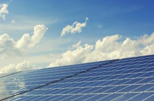 Dom z Duszą i Energią: Dlaczego fotowoltaika to inwestycja, która buduje wartość i harmonię.