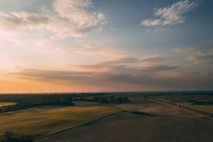 Osiedle nowoczesnych domów z panelami fotowoltaicznymi.