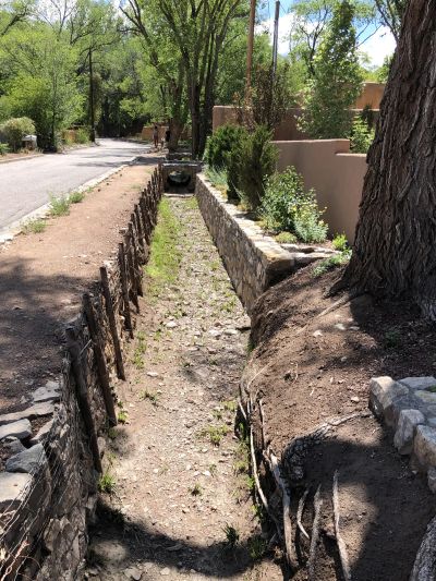 Wykop pod rury systemu automatycznego nawadniania w ogrodzie.