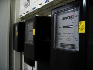 Wizualizacja sztucznej inteligencji optymalizującej zużycie energii w domu