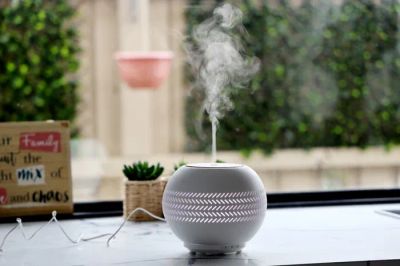 Inteligentny czujnik jakości powietrza z nawilżaczem w nowoczesnym wnętrzu.