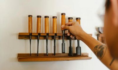 Zestaw narzędzi ręcznych i elektronarzędzi w warsztacie, gotowych do wspólnych projektów DIY