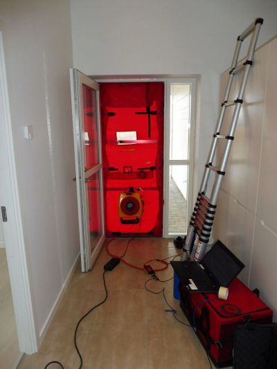 Technik wykonujący test Blower Door