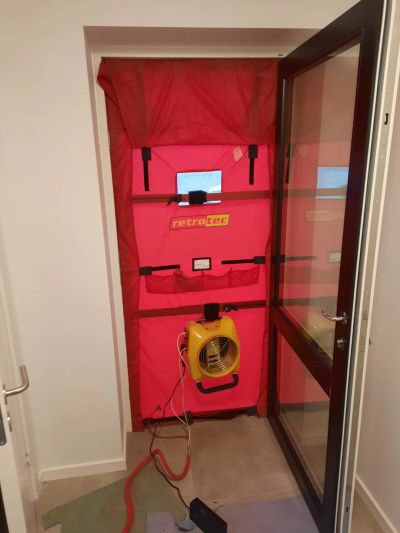 Wentylator Blower Door Test w drzwiach