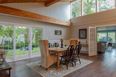 Jasna jadalnia z dużym stołem i wyjściem na ogród.