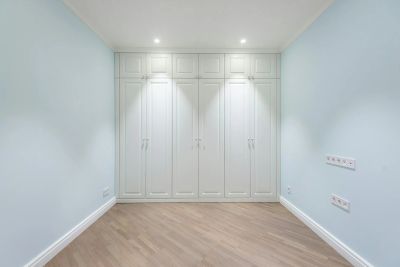 Biała szafa wnękowa w ścianie działowej