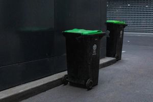 Wbudowany system wielokomorowych koszy do segregacji odpadów w nowoczesnej kuchni, ułatwiający ekologiczne zarządzanie śmieciami.