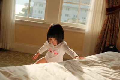 Dziecko bawi się bezpiecznie w pokoju z filtrowanym powietrzem