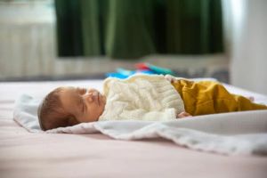 Dziecko śpi spokojnie w pokoju z optymalnym oświetleniem