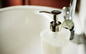 Czyszczenie drewnianej elewacji myjką ciśnieniową, ukazujące różnicę między czystą a brudną powierzchnią