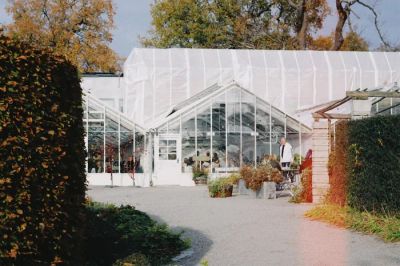 Nowoczesna oranżeria z dużymi przeszkleniami, harmonijnie zintegrowana z architekturą domu pasywnego.