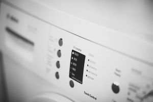Panel sterowania zaawansowanej toalety z funkcją mycia, oferujący intuicyjne opcje personalizacji.