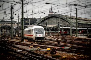 Pracownicy instalujący zaawansowane panele izolacyjne PIR na konstrukcji budynku, zapewniające wysoką efektywność energetyczną.