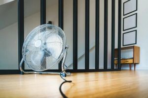 Schemat działania rekuperatora (HRV), kluczowego dla efektywności domu pasywnego.