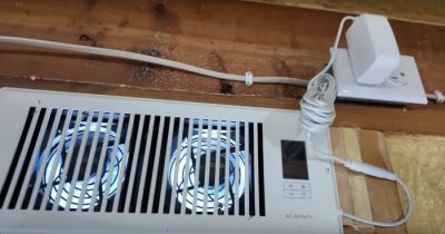 Kadr z filmu The Homesteading RD pokazujący wentylatory i dodany później termostat zewnętrzny.