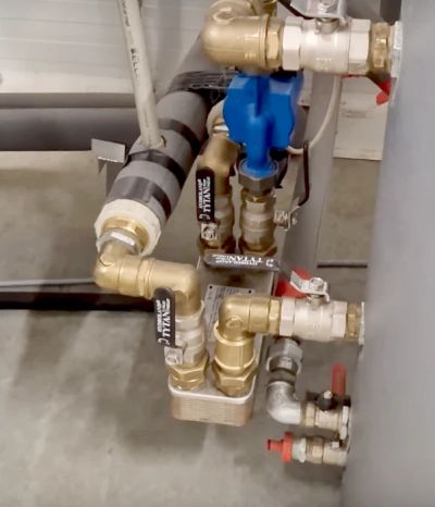 Wymiennik płytowy w systemie odzysku ciepła z agregatu, pokazany przez Mariusza