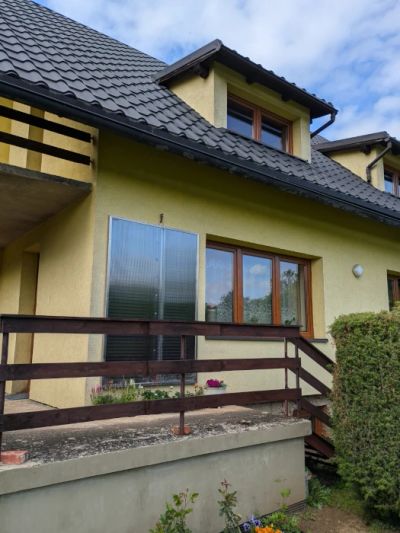 DIY Wielkopowierzchniowy Kolektor Powietrzny: Poliwęglan i Siatka na Ścianie Domu