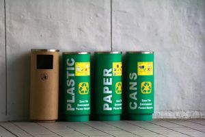 Ekologiczne, biodegradowalne środki czyszczące w butelkach zero waste