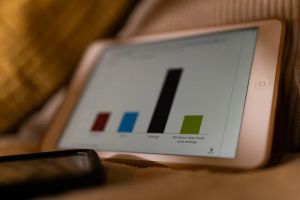Tablet wyświetlający wykres oszczędności energii, symbolizujący korzyści z inteligentnych urządzeń domowych.