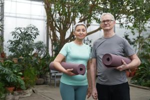 Rodzina w ogrodzie, ciesząca się spokojem natury