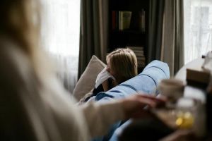 Rodzina relaksująca się w komfortowym, energooszczędnym domu z czystym powietrzem.