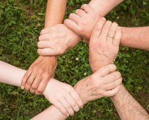 Rodzina relaksująca się w jasnym, adaptowalnym wnętrzu domu pasywnego
