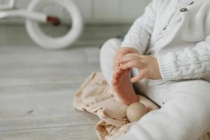 Rodzina z dziećmi w nowoczesnym, spokojnym domu