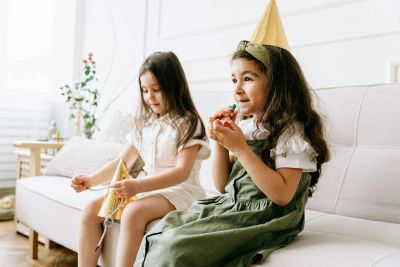 Szczęśliwa rodzina w nowoczesnym, jasnym salonie