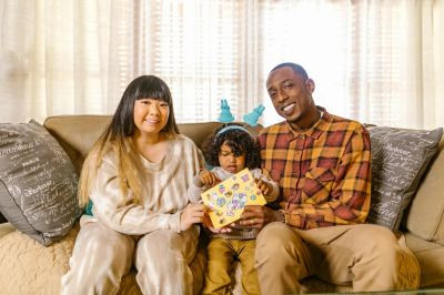 dzieci bawiące się przy dużym stole jadalnianym