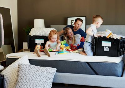 Szczęśliwa rodzina w jasnym salonie