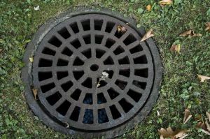 Przydomowa biologiczna oczyszczalnia ścieków z widocznym systemem drenażu