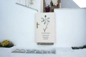 Schemat instalacji domowej z pompą ciepła i panelami słonecznymi zasilającymi zmywarkę