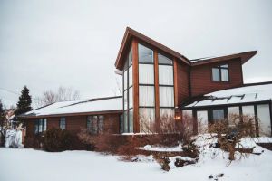 Dom z duszą: Jak architektura biofiliczna wpływa na nastrój i relaks domowników latem.