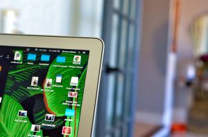 Właściciel domu kontrolujący system zarządzania energią na tablecie
